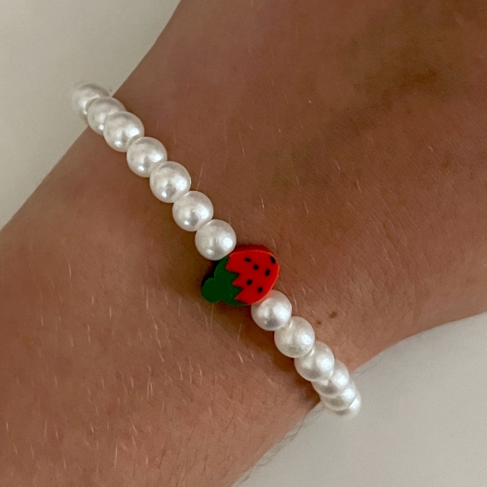 🍓elastic pearl bracelet with strawberry charm🍓